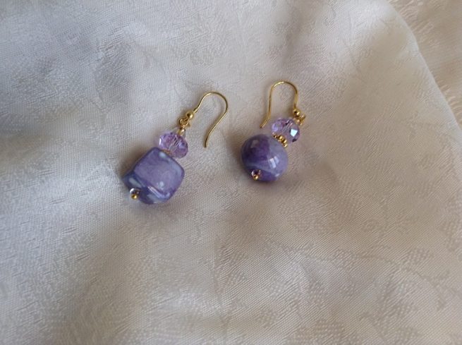Orecchini COME VELLUTO lilla in ceramica e argento - immagine 2