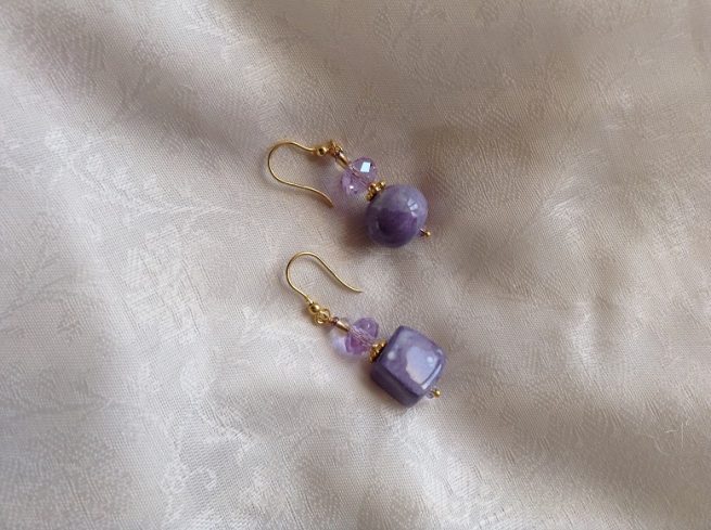Orecchini COME VELLUTO lilla in ceramica e argento - immagine 4