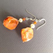 Orecchini LUMINOSA ARANCIONE in madreperla e argento - immagine 3