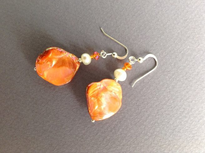Orecchini LUMINOSA ARANCIONE in madreperla e argento - immagine 3