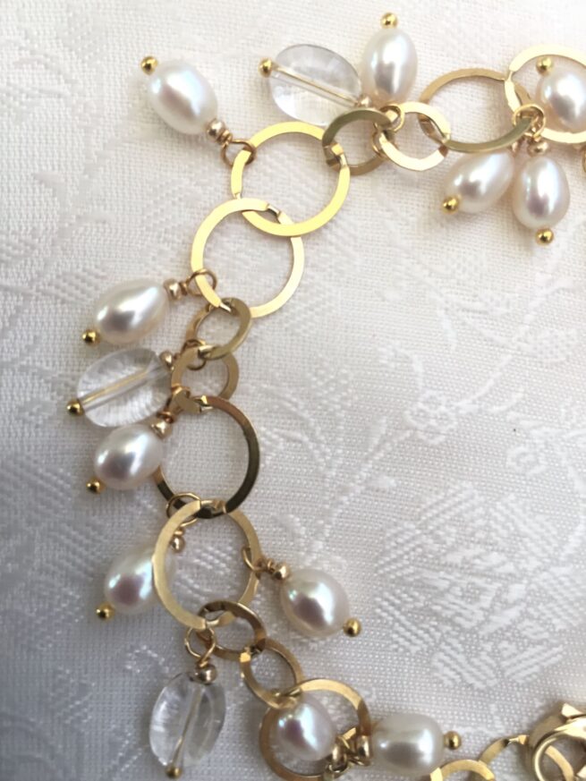 bracciale argento dorato perle nome Mizar stoffa bianca particolare