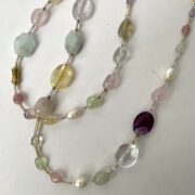 collana colori pastello pietre dure di nome Arc en Ciel distesa particolare