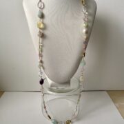 collana colori pastello pietre dure di nome Arc en Ciel lunga su espositore