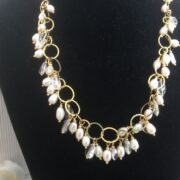 collana girocollo argento dorato perle nome Mizar busto nero particolare