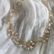 collana girocollo argento dorato perle nome Mizar su sciarpa bianca particolare