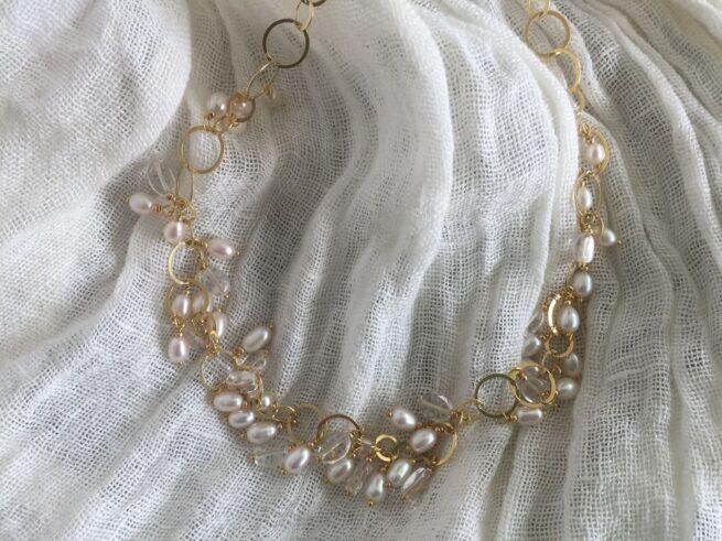 collana girocollo argento dorato perle nome Mizar su sciarpa bianca particolare