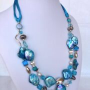 collana turchese madreperla due fili di nome Luminosa Turchese perle pietre dure su busto lato sx