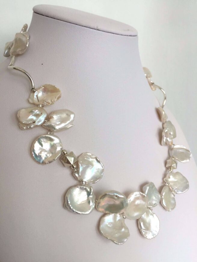 collana girocollo perle bianche conchiglietta Armonia bianca lato sx su busto