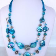 collana turchese madreperla due fili di nome Luminosa Turchese pietre dure perle busto frontale