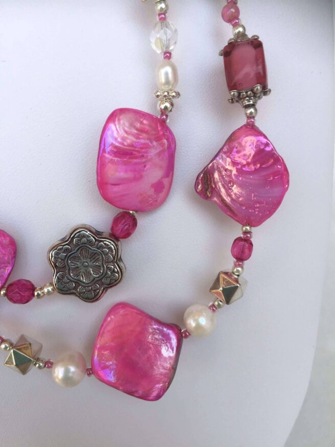 collana fucsia madreperla due fili perle agata cristalli di nome Luminosa Fucsia particolare centrale