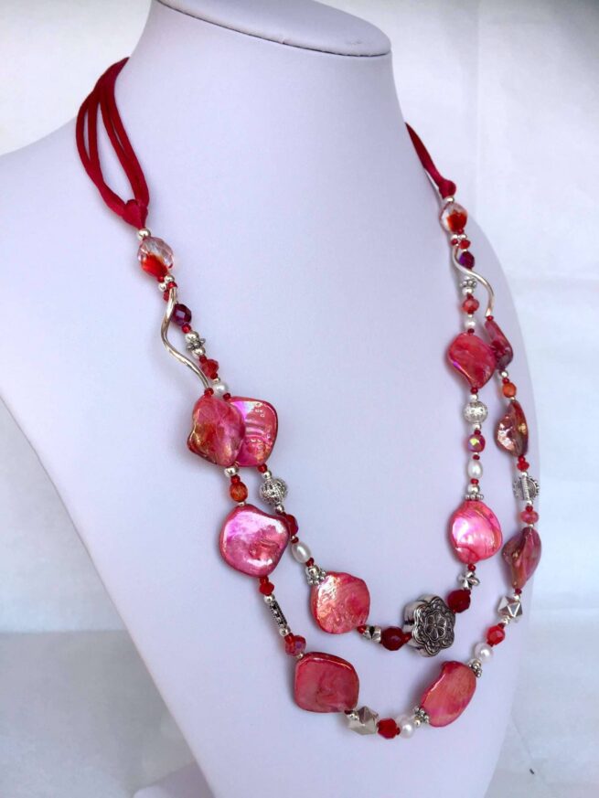 collana rossa madreperla due fili di nome Luminosa Rossa perle cristalli busto lato sx