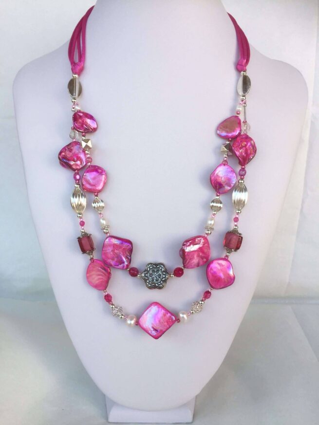 collana fucsia madreperla due fili perle agata cristalli di nome Luminosa Fucsia frontale su busto