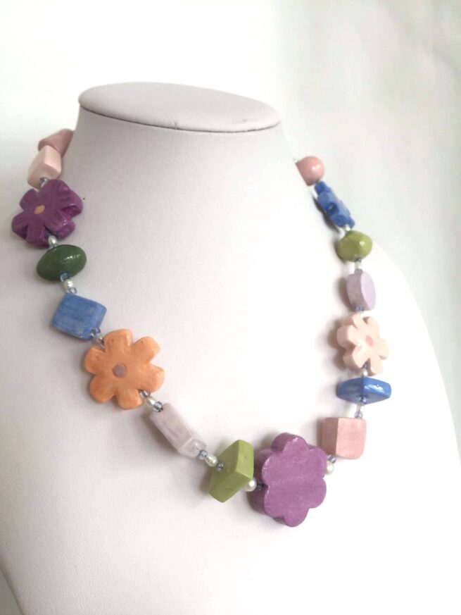 collana girocollo ceramica lavorata a mano fiori multicolori di nome Primavera su busto lato sx