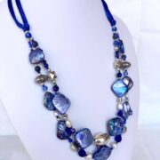 collana blu madreperla due fili pietre dure perle di nome LUMINOSA BLUETTE su busto lato sx