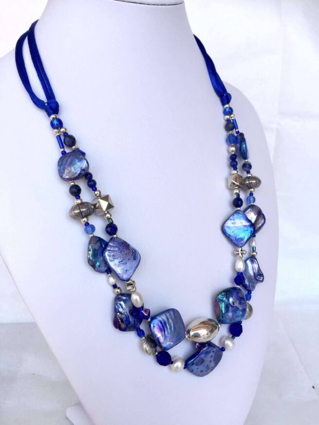 collana blu madreperla due fili pietre dure perle di nome LUMINOSA BLUETTE su busto lato sx