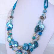 collana turchese madreperla due fili di nome Luminosa Turchese perle pietre dure su busto lato dx