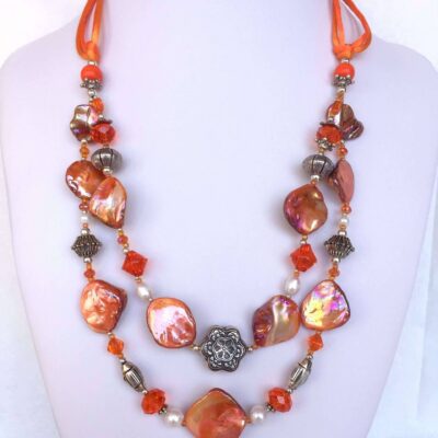collana arancione madreperla due fili cristalli perle di nome Luminosa Arancione frontale su busto