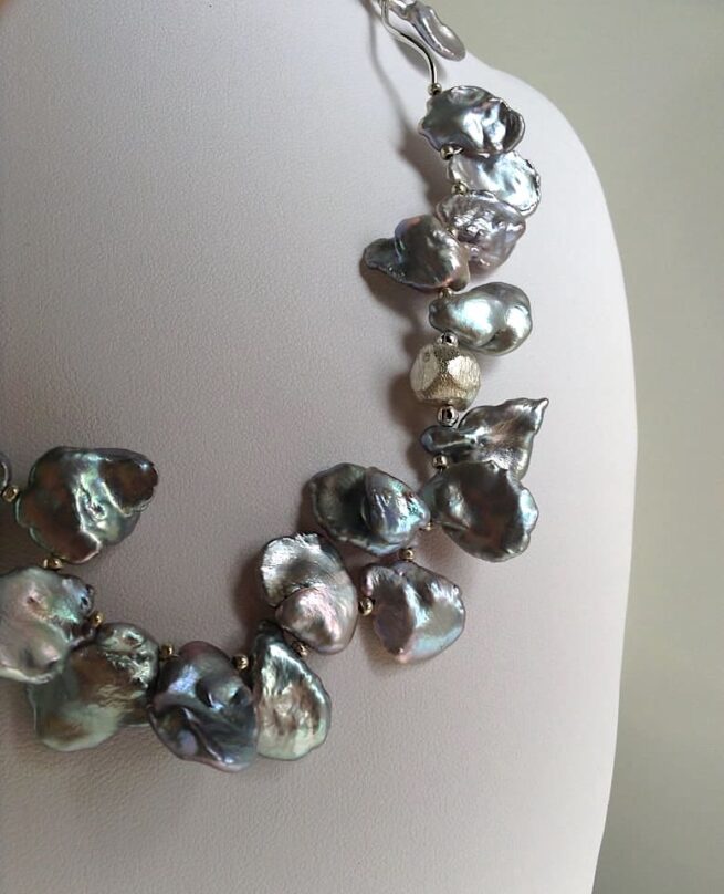 collana perle grigie di nome Armonia argento su busto particolare