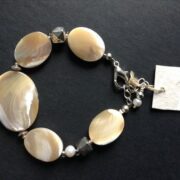 bracciale madreperla avorio regolabile sfondo nero di nome Cipria