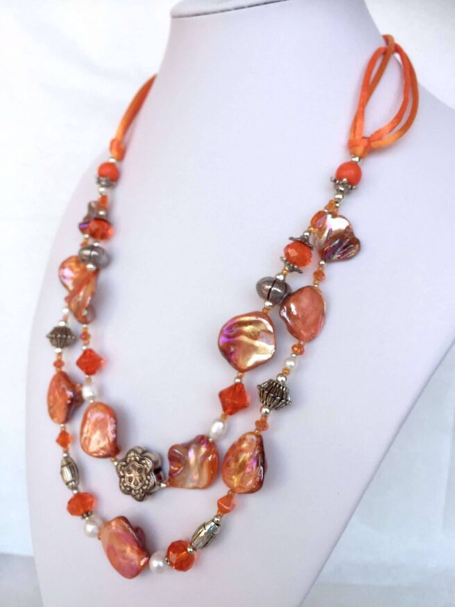 collana arancione madreperla due fili perle cristalli di nome Luminosa Arancione su busto lato dx