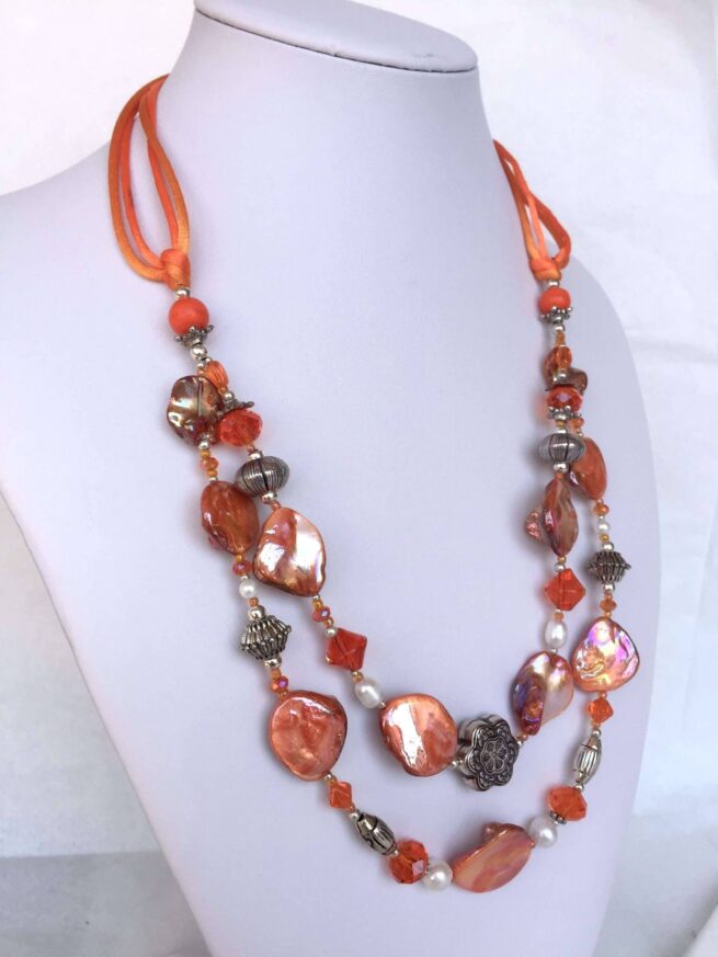 Collana LUMINOSA ARANCIONE in madreperla - immagine 2