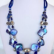 collana blu madreperla due fili pietre dure perle di nome LUMINOSA BLUETTE frontale su busto