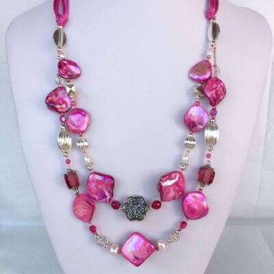 collana fucsia madreperla due fili perle cristalli agata di nome Luminosa fucsia frontale su busto