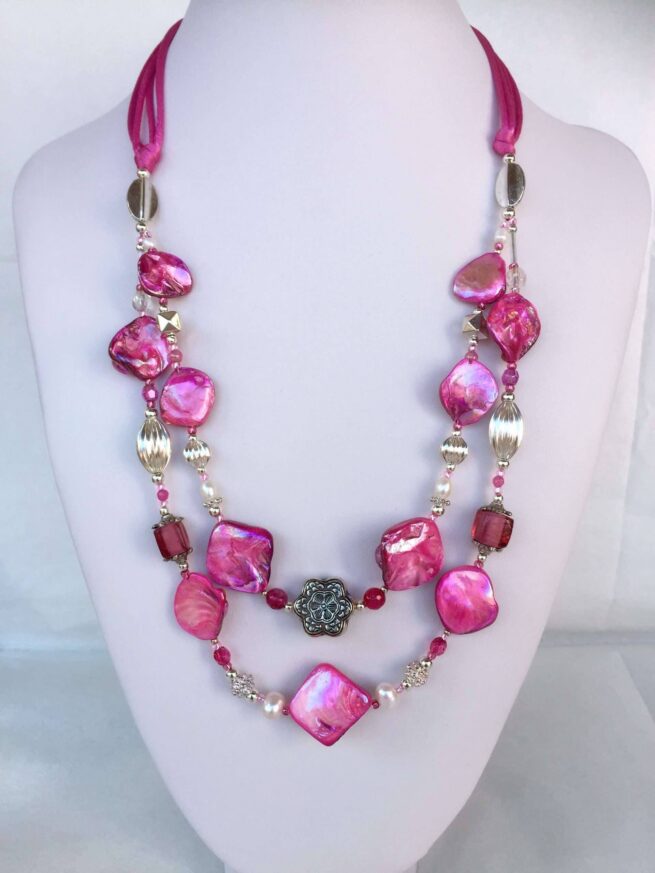 collana fucsia madreperla due fili perle cristalli agata di nome Luminosa fucsia frontale su busto