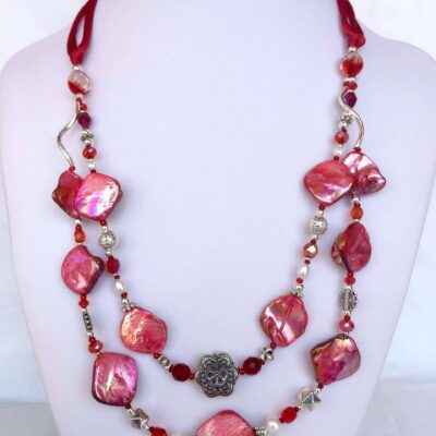 collana rossa madreperla due fili cristalli perle di nome Luminosa Rossa frontale su busto