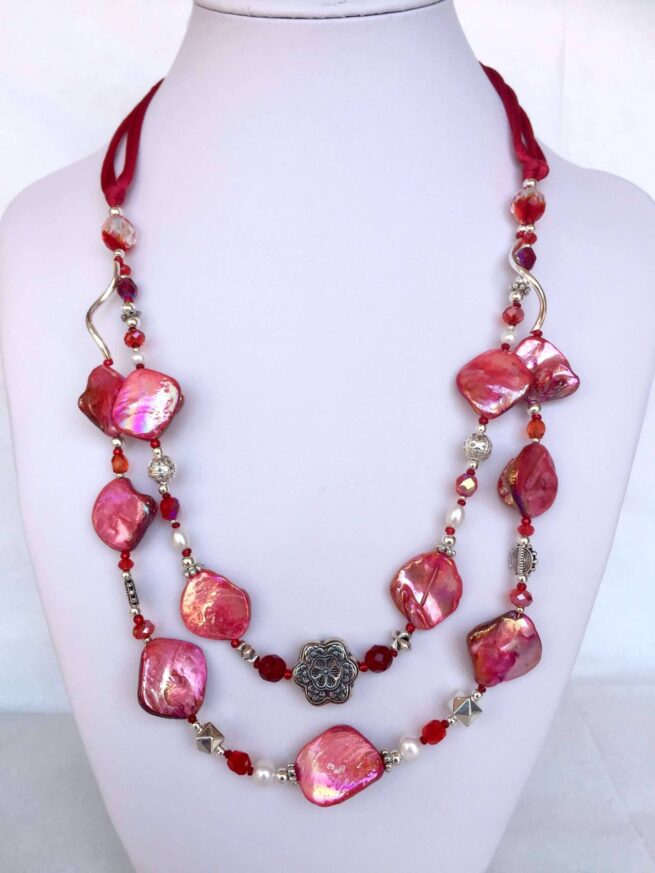 collana rossa madreperla due fili cristalli perle di nome Luminosa Rossa frontale su busto