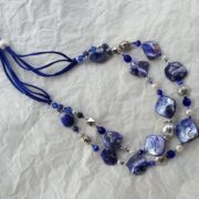 collana blu madreperla due fili pietre dure perle di nome LUMINOSA BLUETTE distesa carta bianca stropicciata