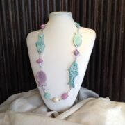 collana pesci ceramica argento turchese lilla di nome Papeete frontale su busto sfondo nero