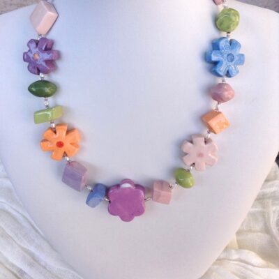 collana girocollo ceramica lavorata a mano fiori multicolori di nome Primavera frontale su busto particolare