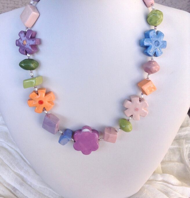 collana girocollo ceramica lavorata a mano fiori multicolori di nome Primavera frontale su busto particolare