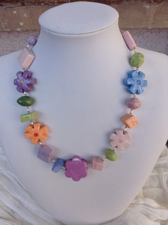 collana girocollo ceramica lavorata a mano fiori multicolori di nome Primavera frontale su busto