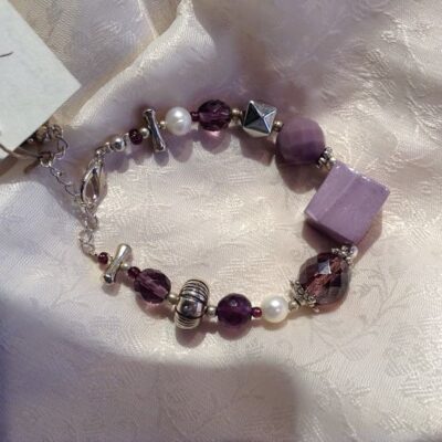 bracciale viola ametista ceramica cristalli perle regolabile sfondo seta bianca di nome Viola