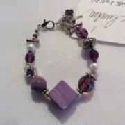 bracciale viola ametista ceramica cristalli perle regolabile disteso di nome Viola