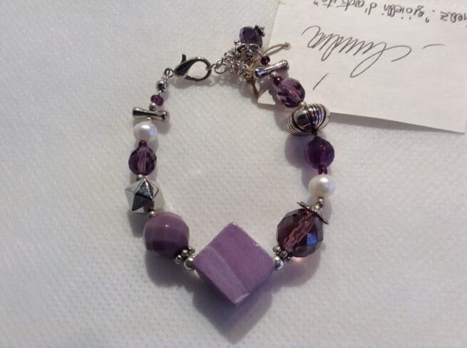 bracciale viola ametista ceramica cristalli perle regolabile disteso di nome Viola