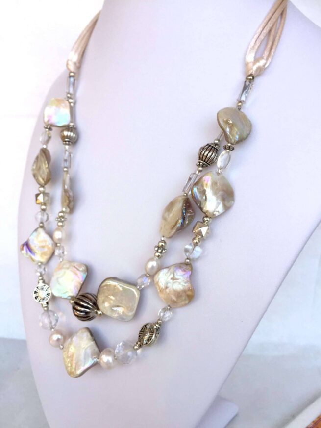 collana avorio madreperla due fili di nome Luminosa Avorio perle cristallo rocca su busto lato destro
