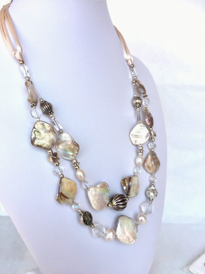 collana avorio madreperla due fili di nome Luminosa Avorio perle cristallo rocca su busto lato sinistro