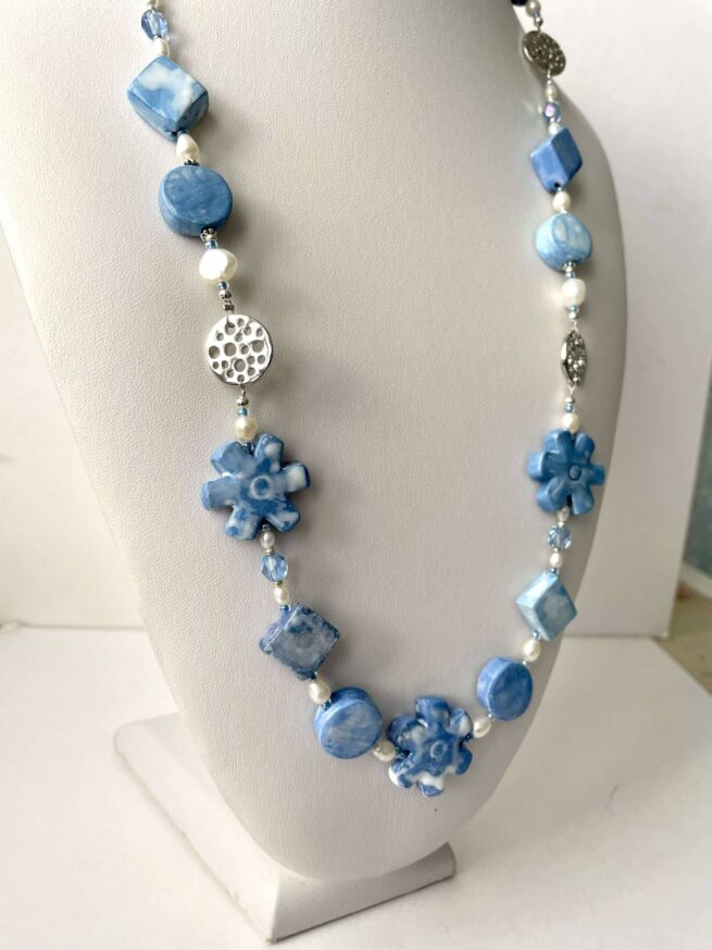 Collana fiori MYOSOTIS azzurra in ceramica lavorata a mano - immagine 3