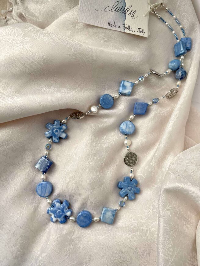 Collana fiori MYOSOTIS azzurra in ceramica lavorata a mano - immagine 2