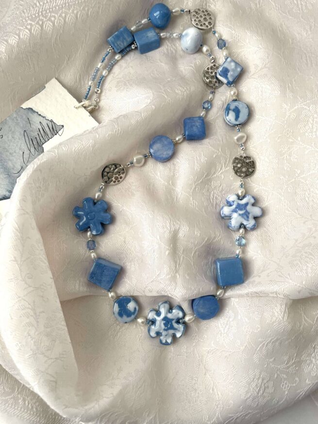 Collana fiori MYOSOTIS azzurra in ceramica lavorata a mano - immagine 4