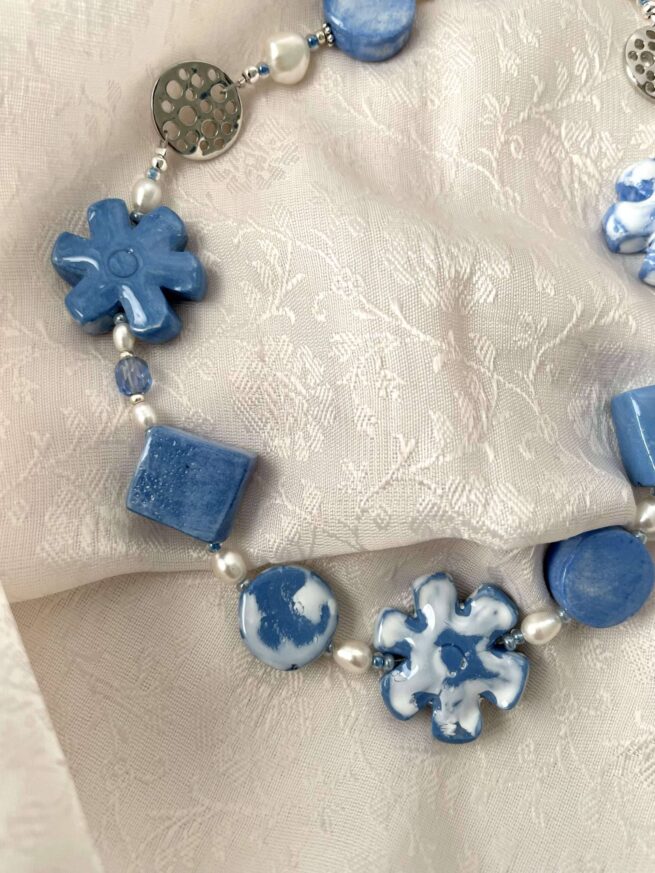Collana fiori MYOSOTIS azzurra in ceramica lavorata a mano - immagine 5