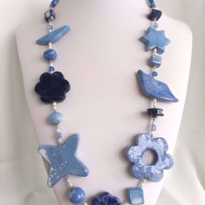 collana azzurra fiori ceramica a mano di nome Ginevra busto frontale foto principale