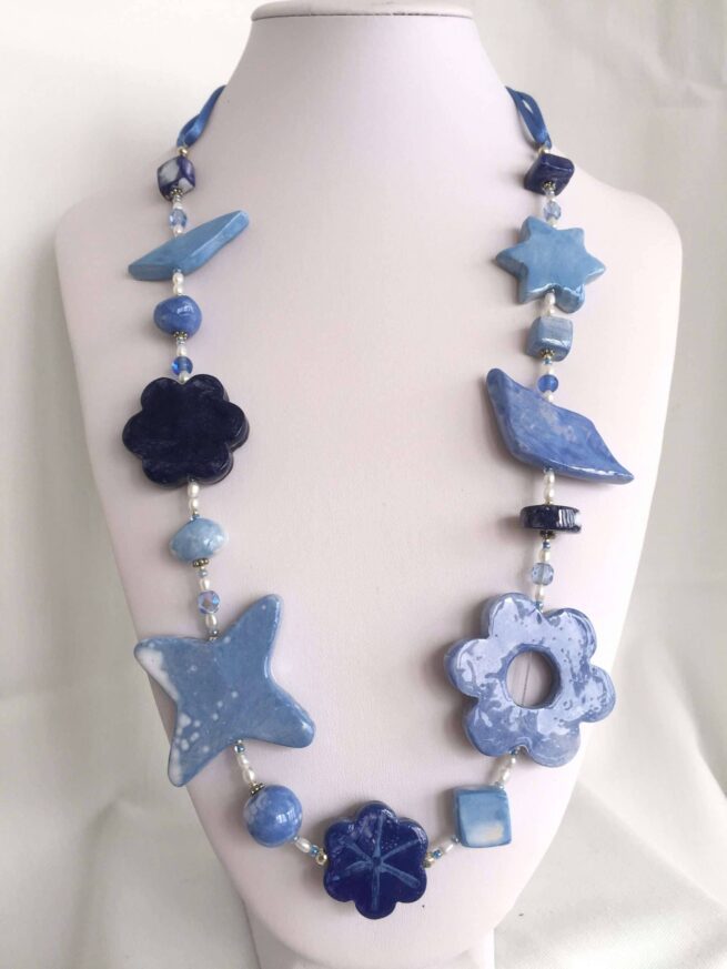 collana azzurra fiori ceramica a mano di nome Ginevra busto frontale foto principale