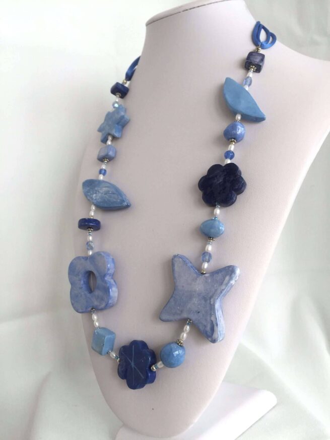 collana azzurra fiori ceramica a mano di nome Ginevra su busto lato destro