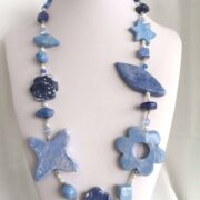 collana azzurra fiori ceramica a mano nome Ginevra busto frontale