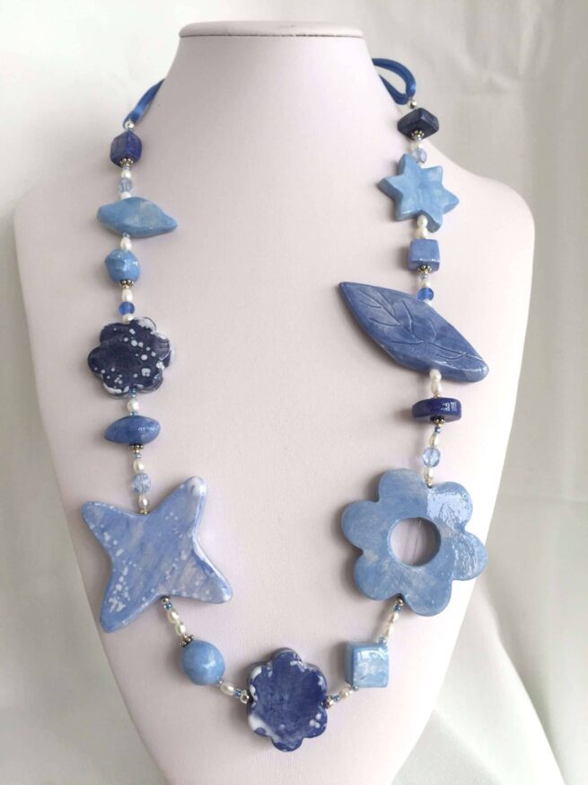 collana azzurra fiori ceramica a mano nome Ginevra busto frontale