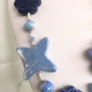 collana azzurra fiori ceramica di nome Ginevra particolare lato sinistro